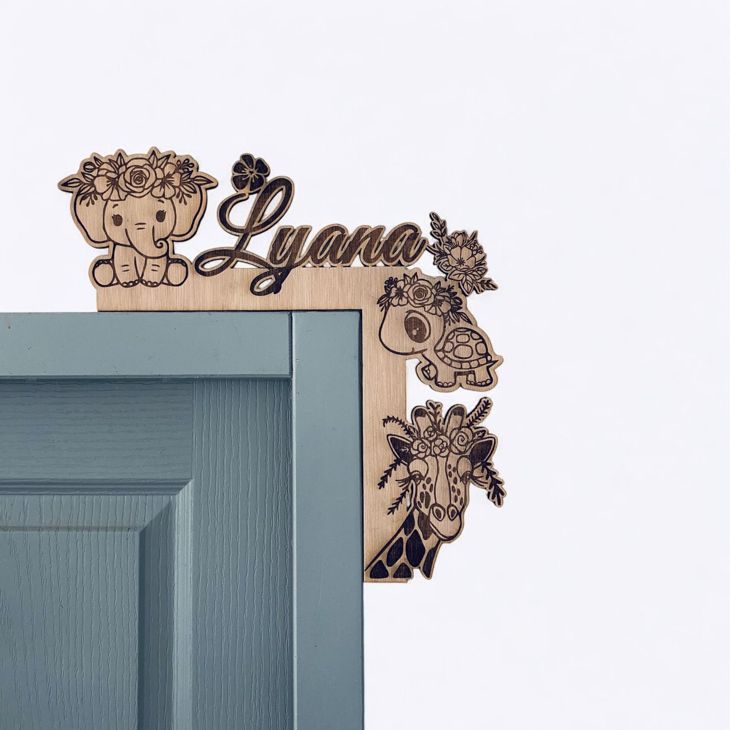 Décoration encadrement de porte personnalisé - Empreinte Créative